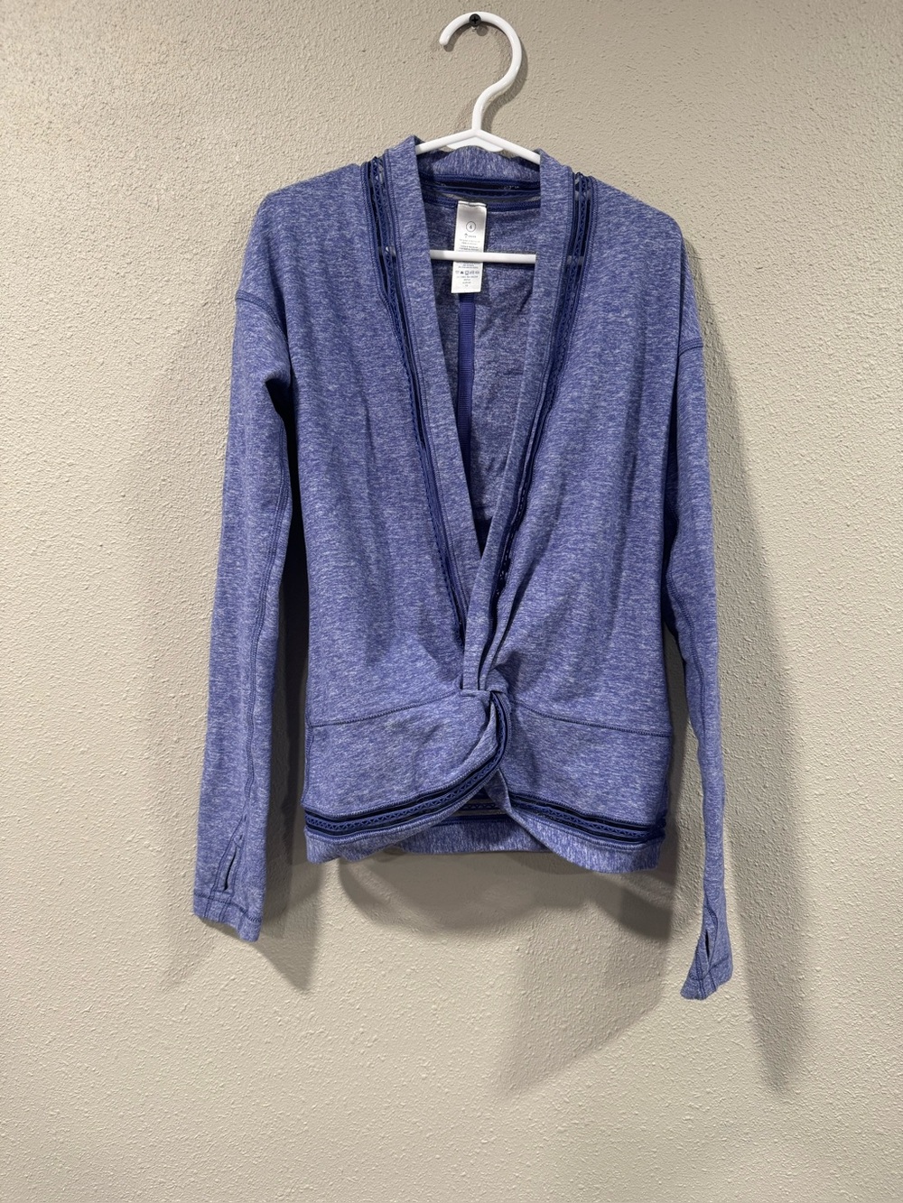 Ivivia Girls Lululemon Own the move twist top - Picture 2 of 6